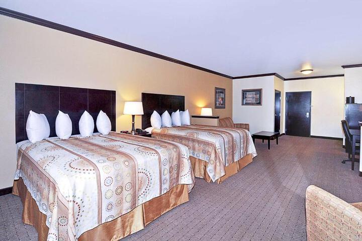 2 Queen Beds Microwave and Refrigerator Full Breakfast (3 of 9)