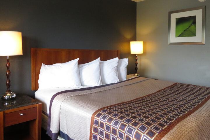 1 King Bed (1 of 10)