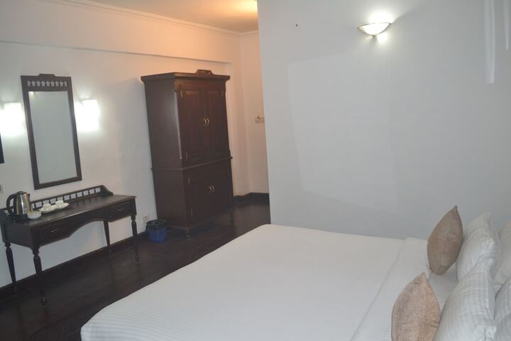 Room 10 of 33