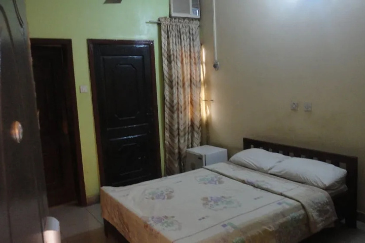 Room 6 of 12