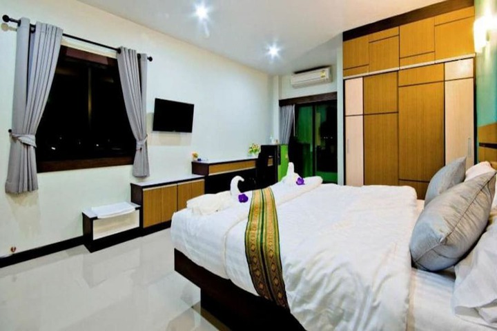 Room 13 of 37
