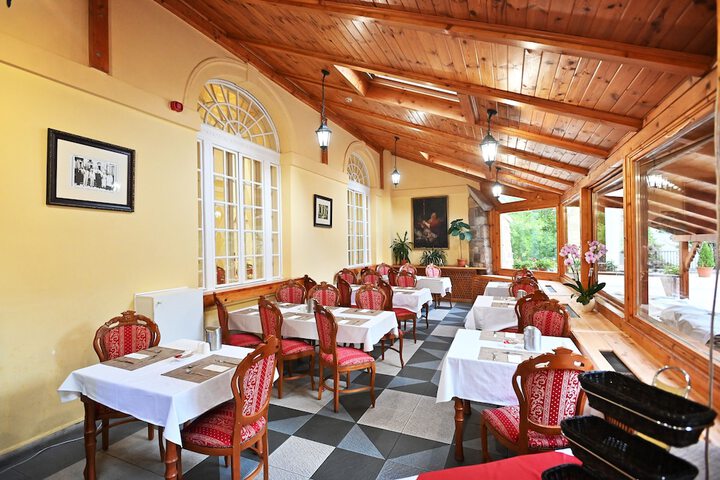 Dining 76 of 102