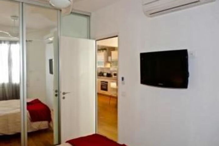 Room 10 of 25