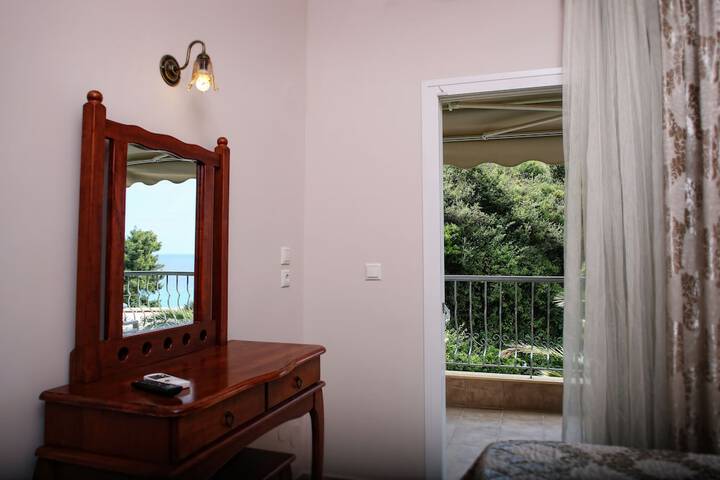 Room 6 of 85