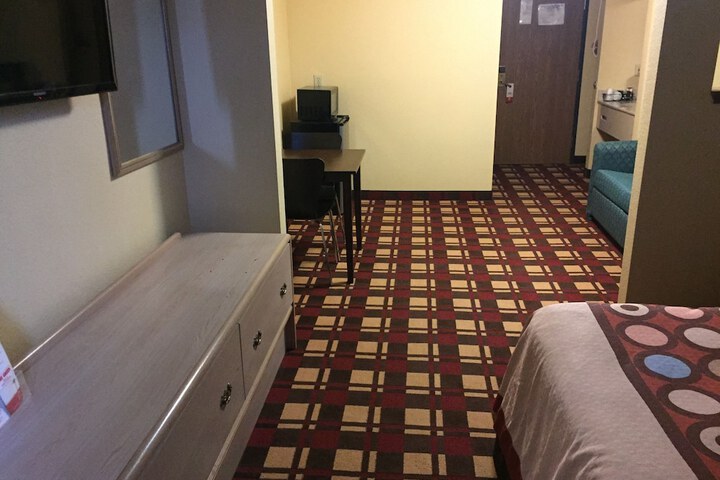 1 Queen Bed (9 of 13)
