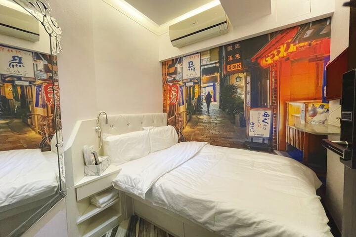 Room 6 of 50