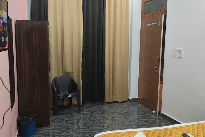 Room 6 of 15