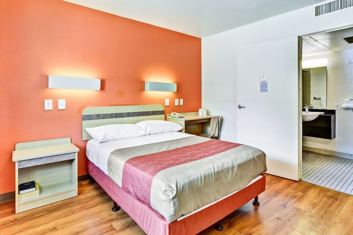 1 Queen Bed (3 of 11)