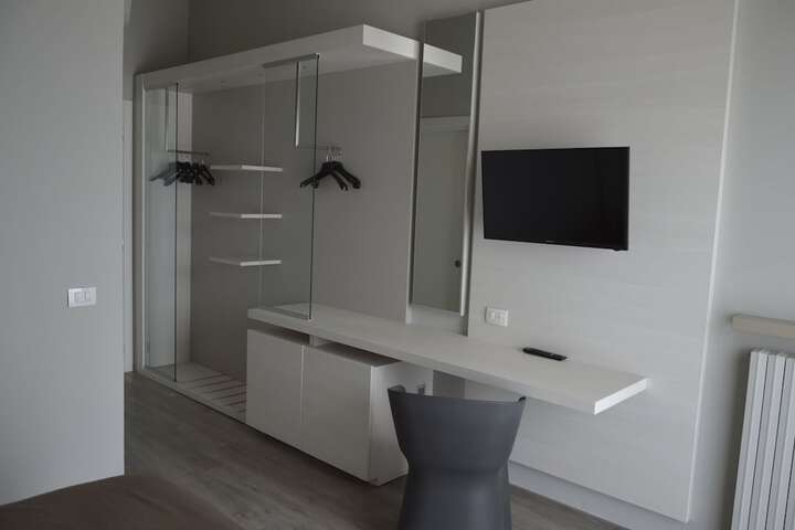 Room 3 of 68