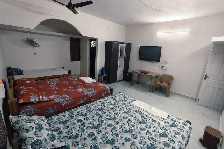 Room 5 of 12