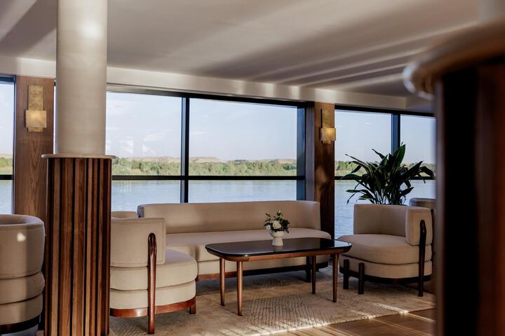 Lounge 7 of 22
