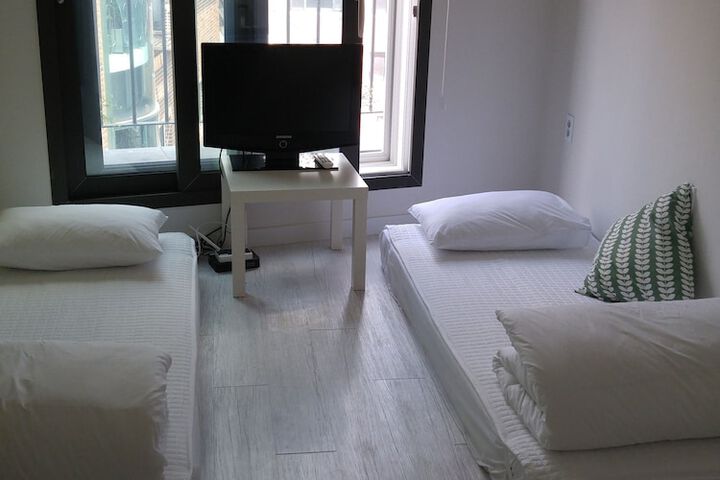 Room 15 of 177