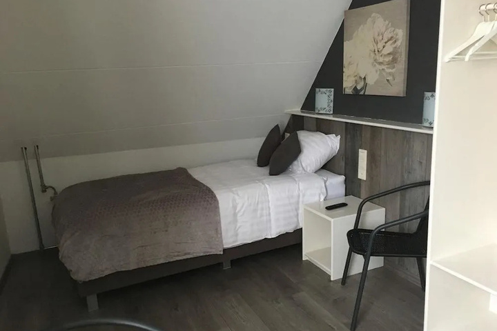 Room 2 of 16