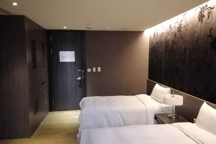 Room 18 of 106