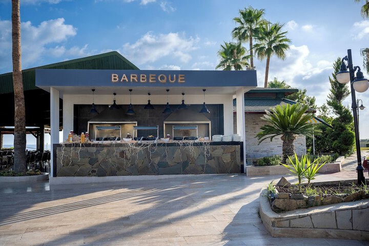 Hotel Exterior 500 of 552