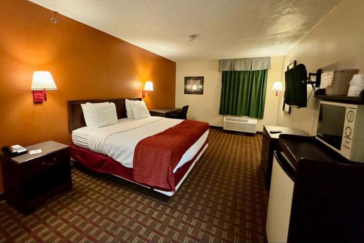 1 King Bed (15 of 19)