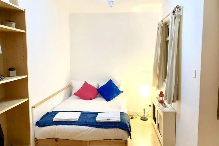 Room 2 of 10