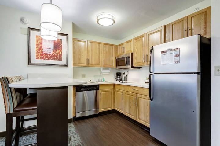 1 Queen 1 Bedroom Suite Comm Mobility Accessible (29 of 39)