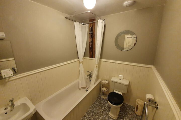 Room 16 of 32