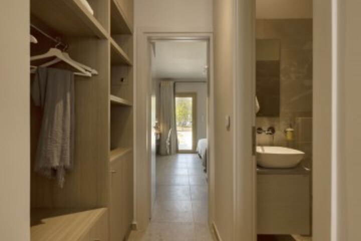 Room 6 of 37