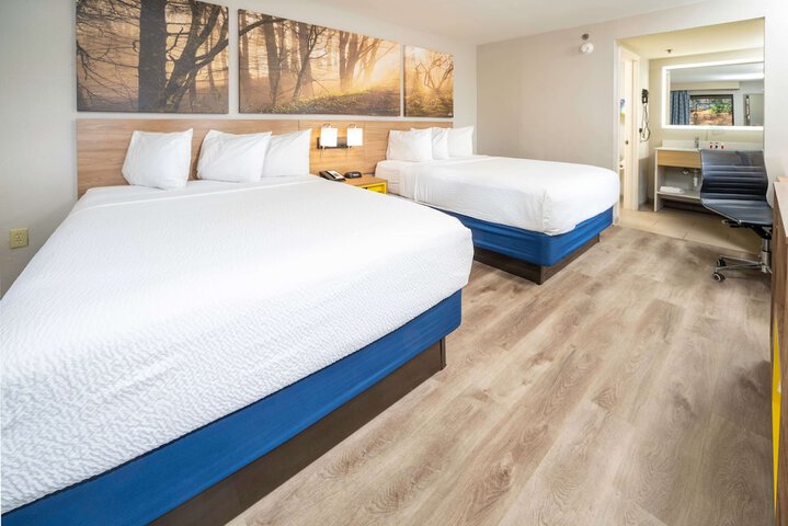 2 Queen Beds (2 of 8)