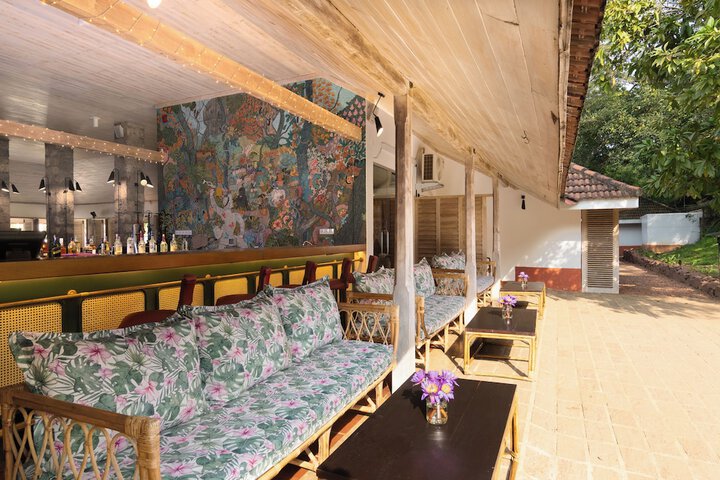 Lounge 17 of 27