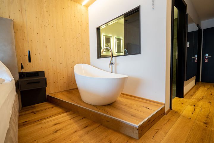 Deep soaking bathtub