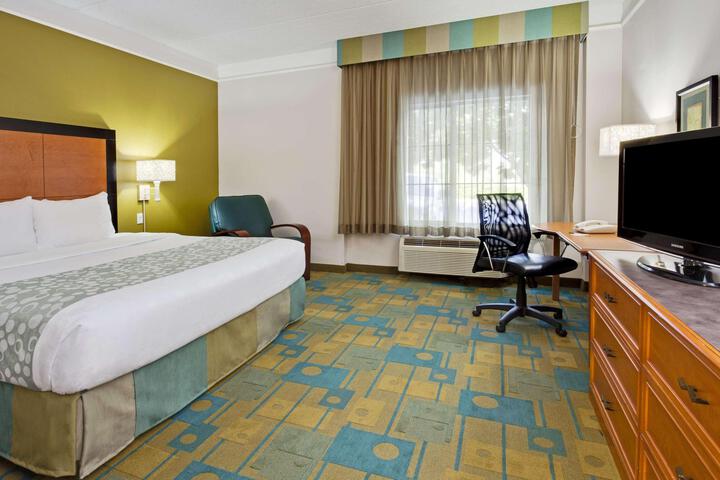 1 King Bed Deluxe Room (9 of 23)