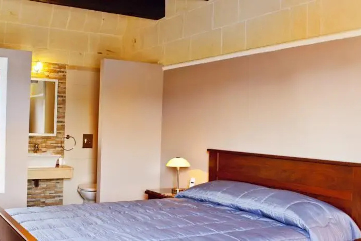 Room 7 of 10