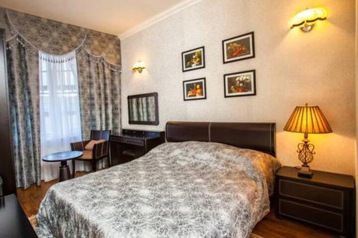 Room 4 of 9
