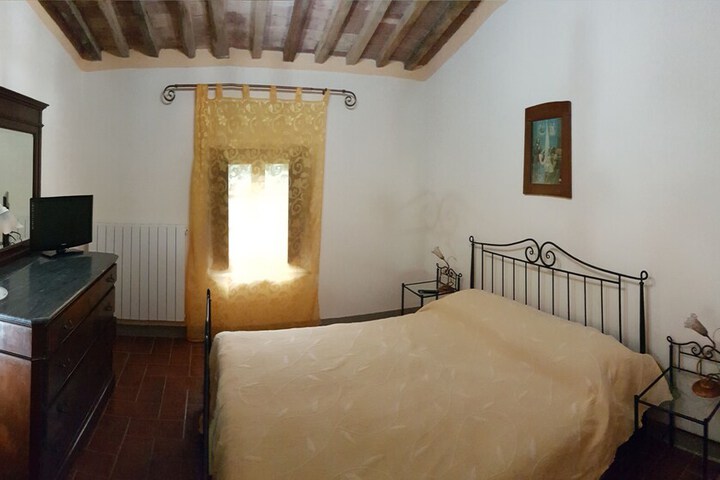 Room 4 of 32
