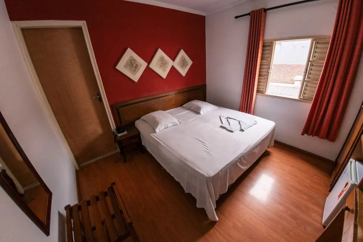 Room 6 of 10