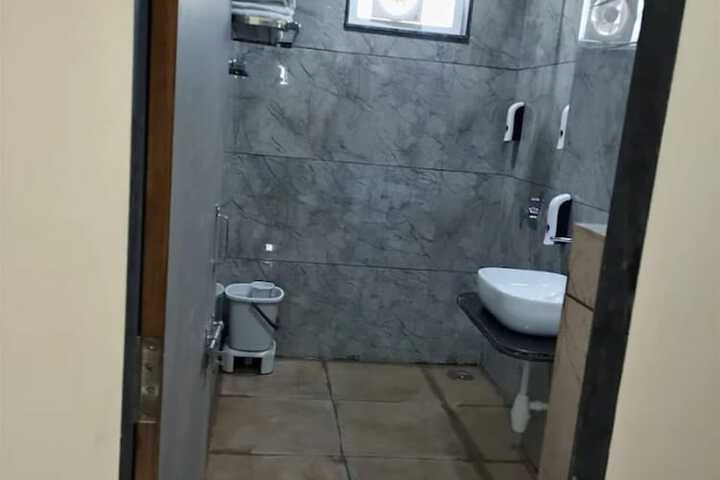 Room 9 of 18