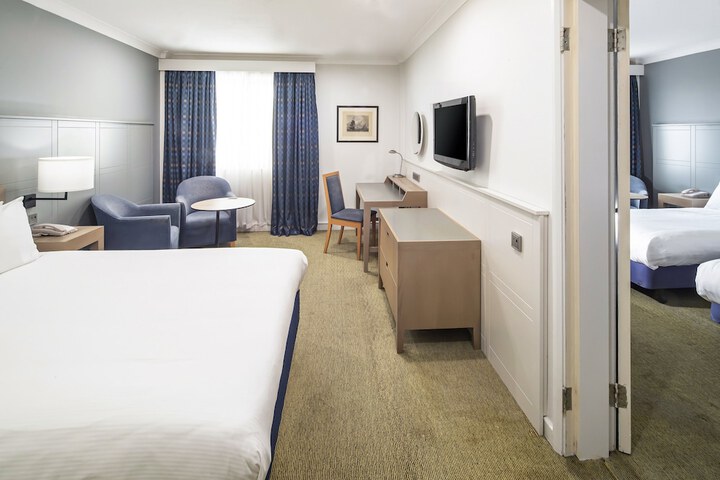 Room 27 of 68