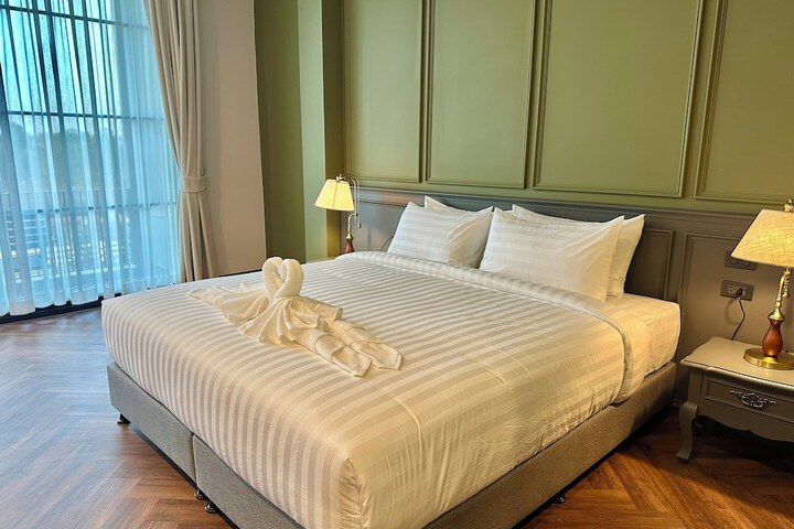 Room 8 of 18