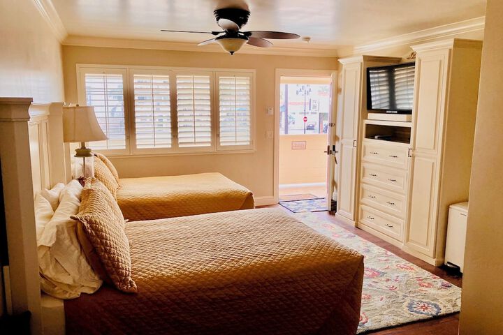 Room 4 of 10