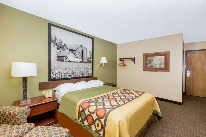 1 Queen Bed (1 of 12)