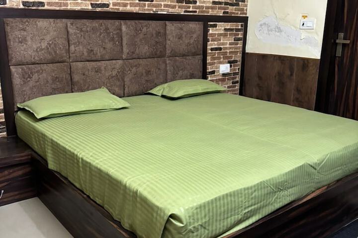 Room 5 of 10