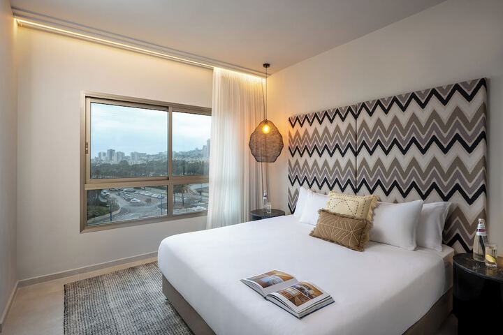 Room 33 of 104