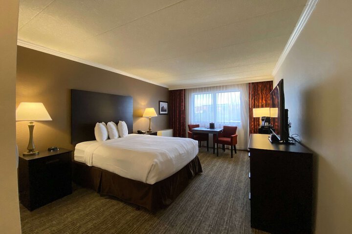 1 King Bed (8 of 20)