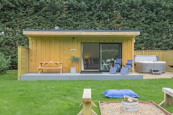 City to Country Retreat Luxury Lodge With Hot Tub in Halstead