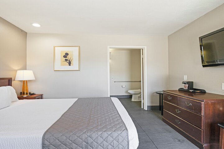 1 Queen Bed (15 of 16)