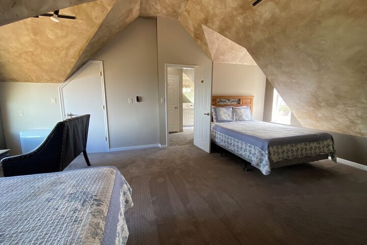 Room 8 of 136