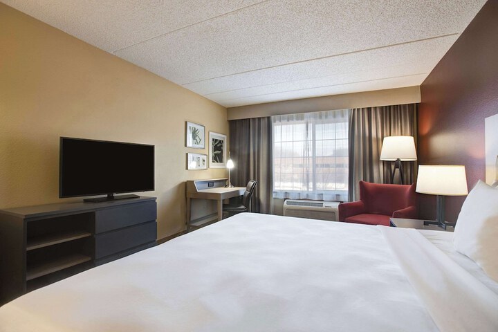 1 King Bed Accessible (2 of 20)