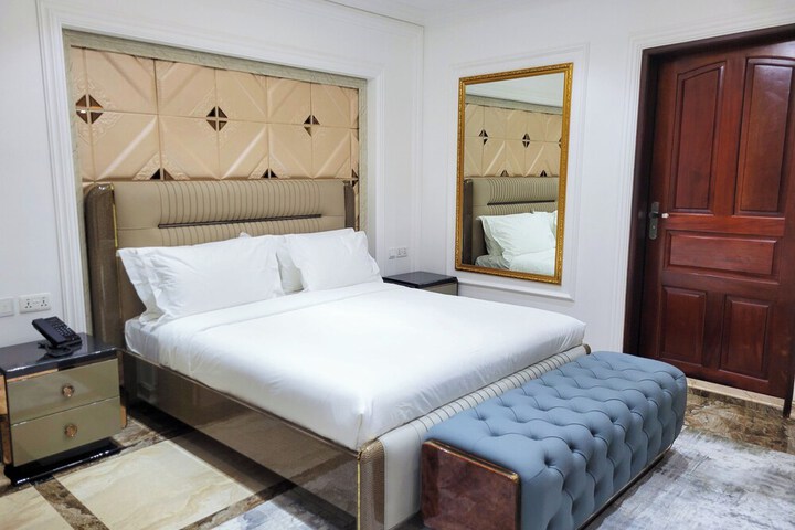 Room 9 of 40