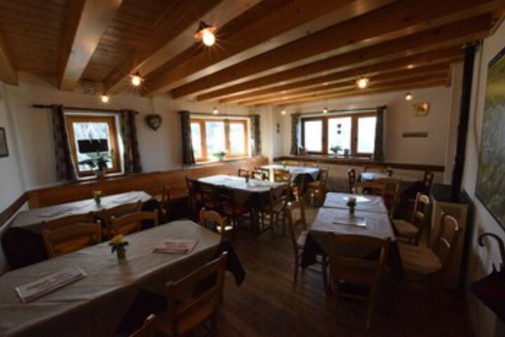 Dining 9 of 10