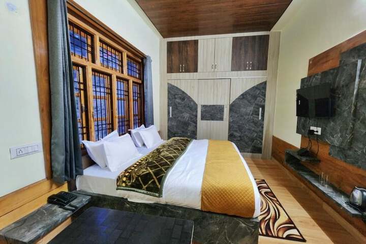 Room 3 of 27