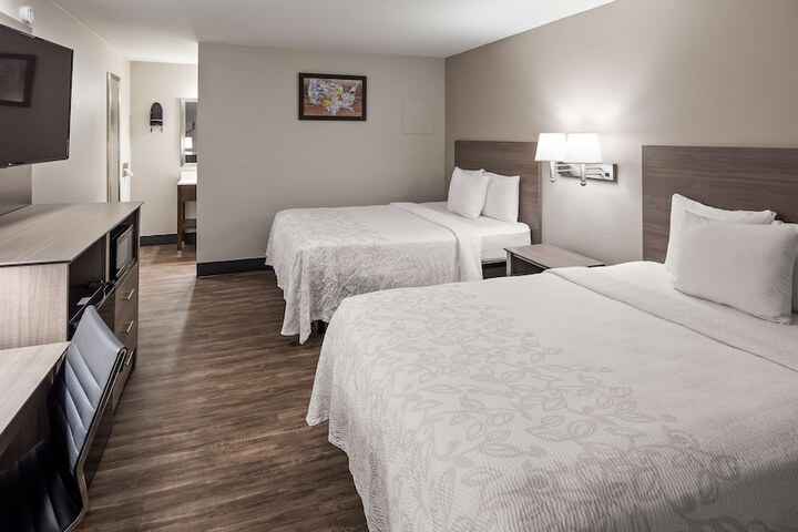 1 Queen Bed (6 of 14)