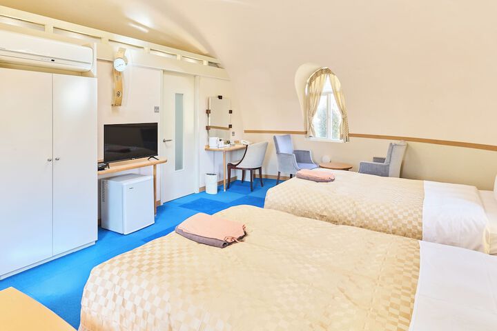 Room 2 of 100