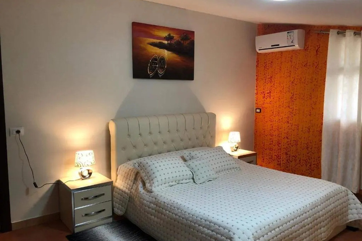 Room 4 of 10